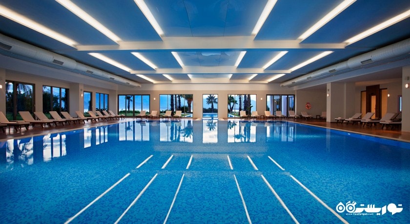 نمای کلی استخر سرپوشیده هتل	